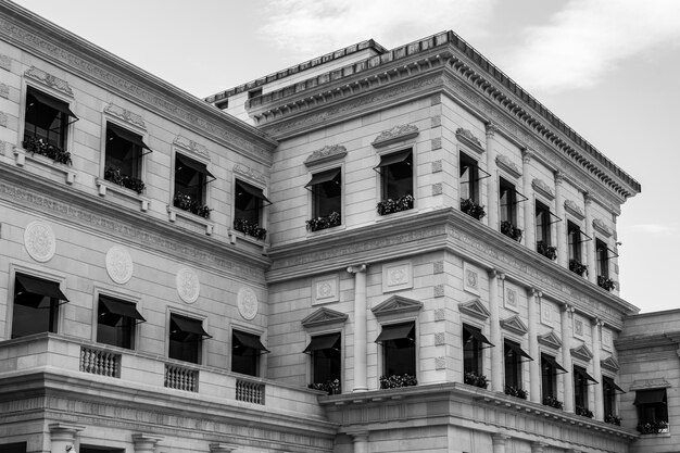 Vista de bajo ángulo del edificio contra el cielo