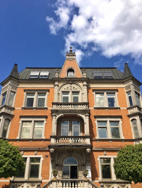 Foto vista de bajo ángulo del edificio contra el cielo