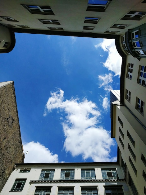 Vista de ángulo bajo del edificio contra el cielo