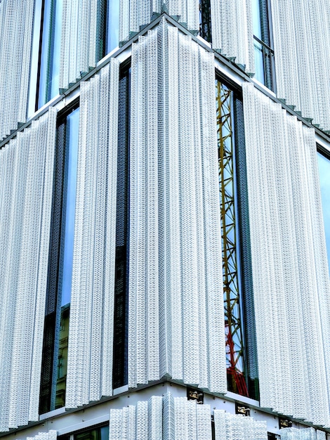 Vista de ángulo bajo del edificio de cristal.