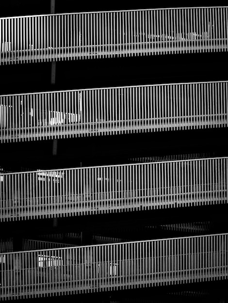 Vista en bajo ángulo del edificio del garaje de estacionamiento en la ciudad
