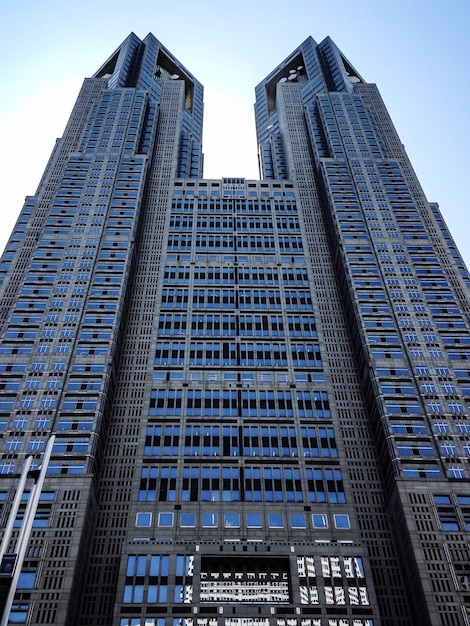 Foto vista en bajo ángulo del edificio del gobierno metropolitano de tokio