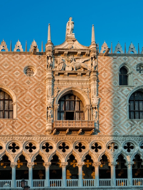 Foto vista de ángulo bajo del edificio histórico contra el cielo azul