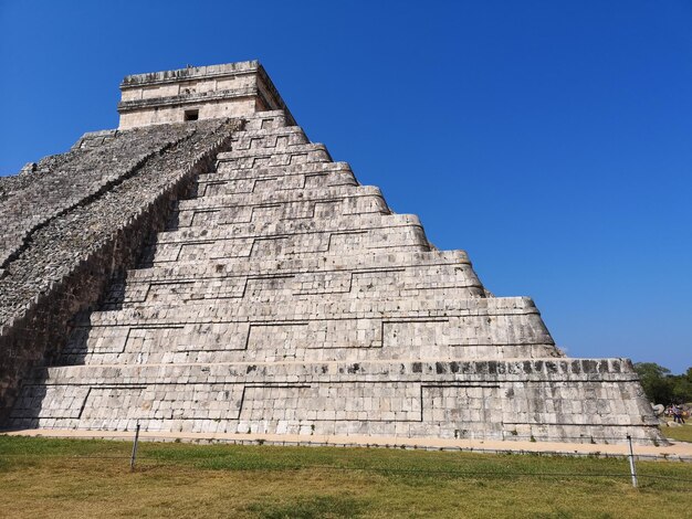 Vista de ángulo bajo del edificio histórico contra el cielo azul