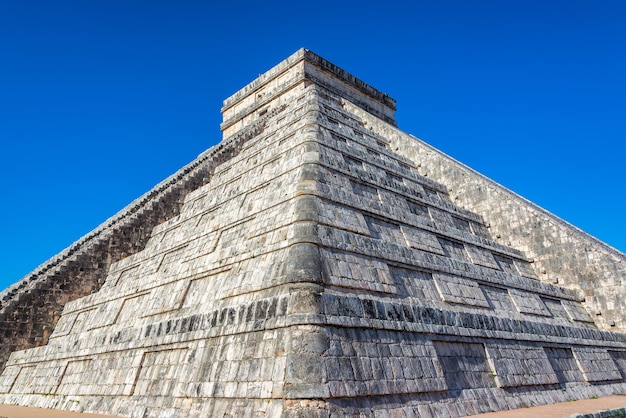 Foto vista de ángulo bajo del edificio histórico contra el cielo azul