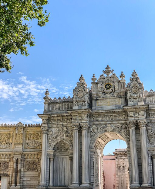 Vista de ángulo bajo del edificio histórico contra el cielo azul