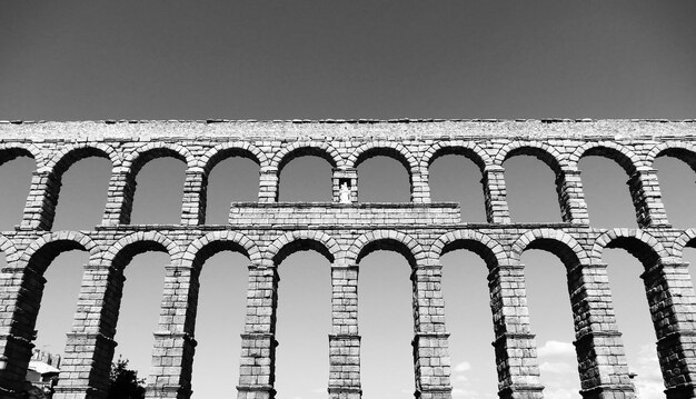 Foto vista de ángulo bajo del edificio histórico contra un cielo despejado