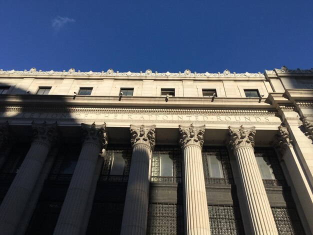 Foto vista de bajo ángulo del edificio histórico contra un cielo despejado