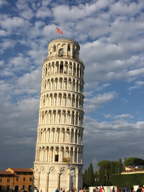 Foto vista de ángulo bajo del edificio histórico contra el cielo nublado