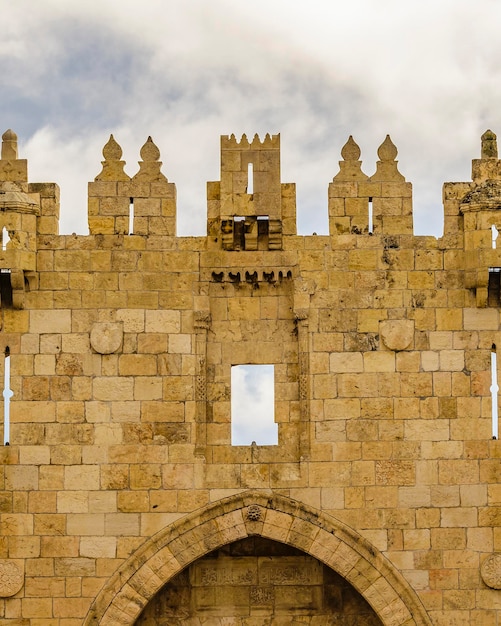 Foto vista de ángulo bajo del edificio histórico contra el cielo nublado