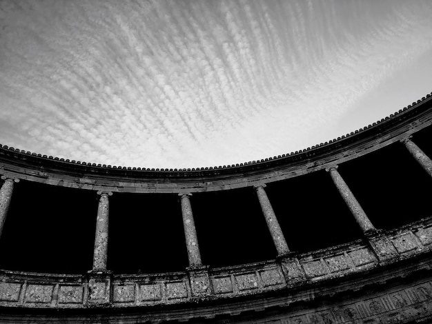 Foto vista de ángulo bajo del edificio histórico contra el cielo