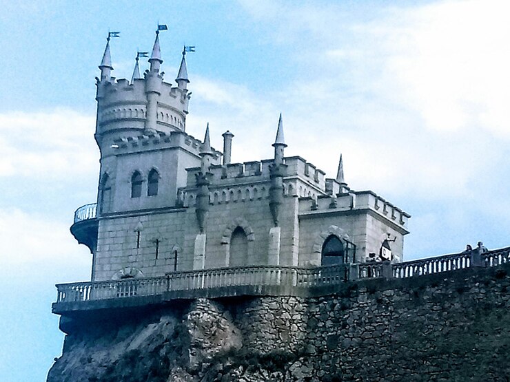 Foto vista de ángulo bajo del edificio histórico contra el cielo