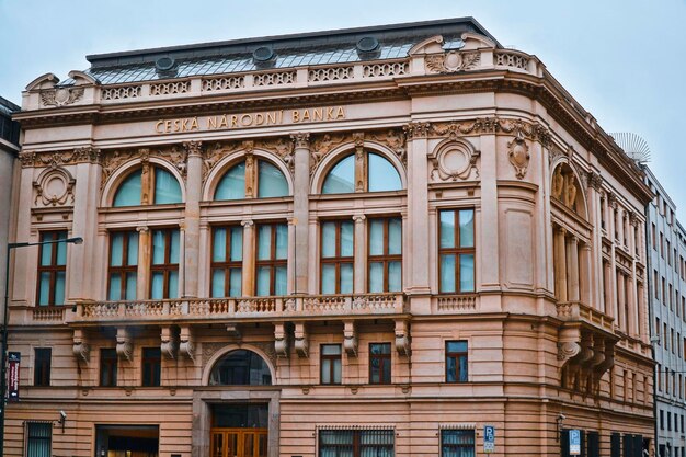 Foto vista de ángulo bajo del edificio histórico contra el cielo