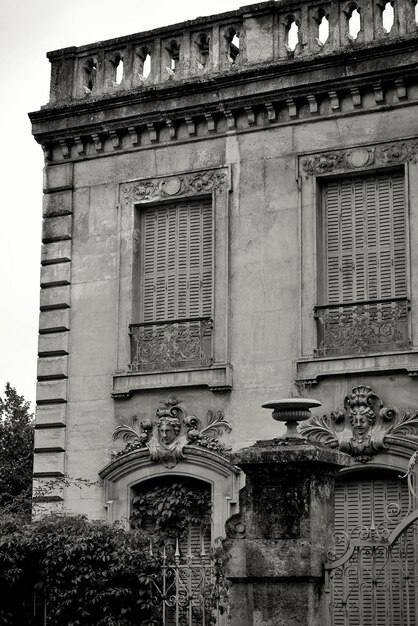 Vista de ángulo bajo del edificio histórico contra el cielo