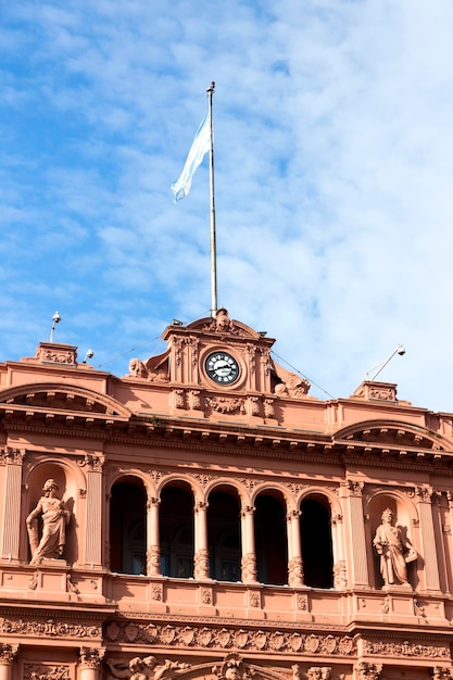 Foto vista de ángulo bajo del edificio histórico contra el cielo