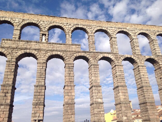 Vista de ángulo bajo del edificio histórico contra el cielo