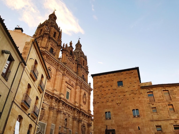 Vista de ángulo bajo del edificio histórico contra el cielo