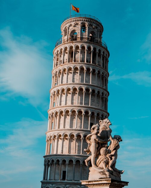 Foto vista de ángulo bajo del edificio histórico contra el cielo