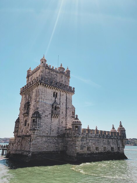 Vista de ángulo bajo del edificio histórico contra el cielo