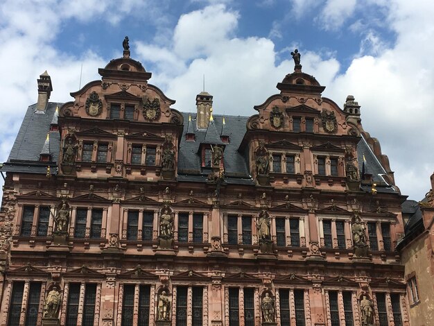 Vista de ángulo bajo del edificio histórico contra el cielo