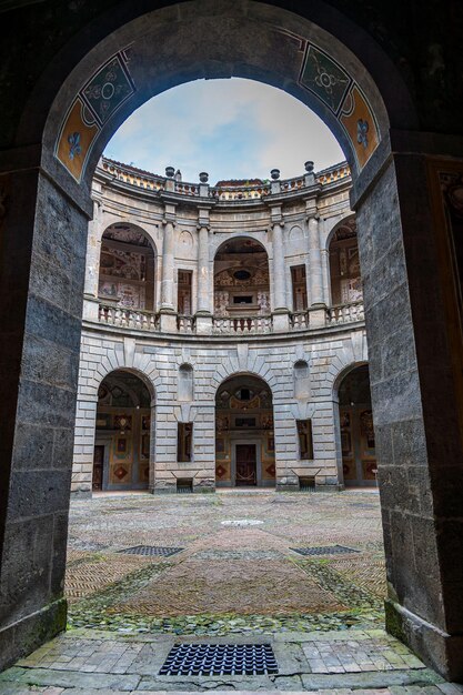 Foto vista de ángulo bajo del edificio histórico contra el cielo