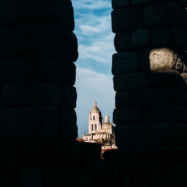 Foto vista de ángulo bajo del edificio histórico contra el cielo