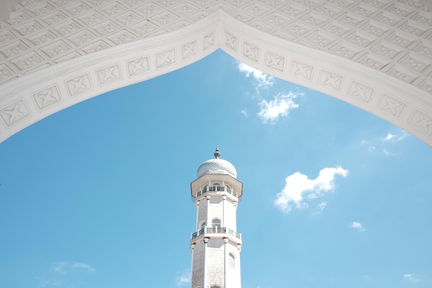 Vista de bajo ángulo del edificio histórico de la mezquita contra el cielo