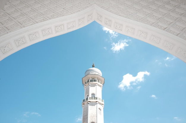 Foto vista de bajo ángulo del edificio histórico de la mezquita contra el cielo