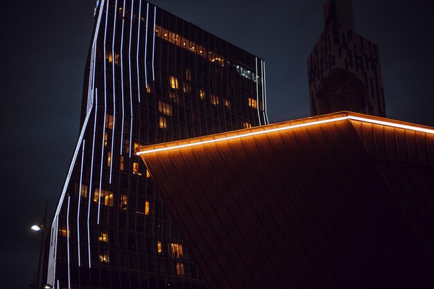 Foto vista de ángulo bajo de un edificio iluminado contra el cielo por la noche