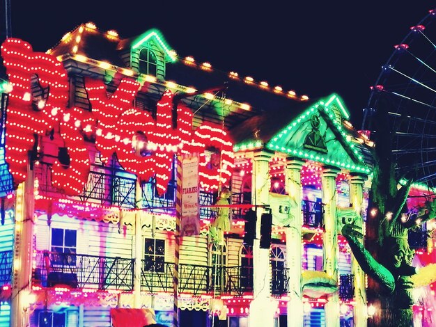 Vista de ángulo bajo de un edificio iluminado por la noche durante la Navidad