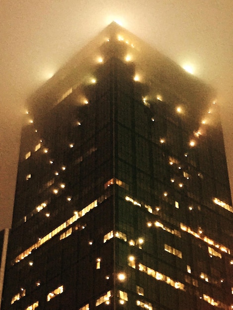 Vista de bajo ángulo de un edificio iluminado por la noche