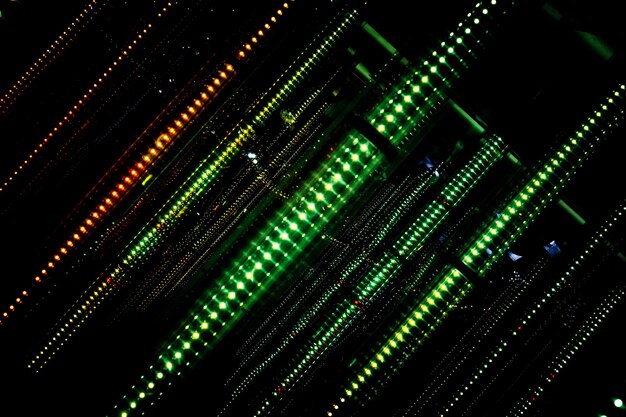 Vista de bajo ángulo de un edificio iluminado por la noche