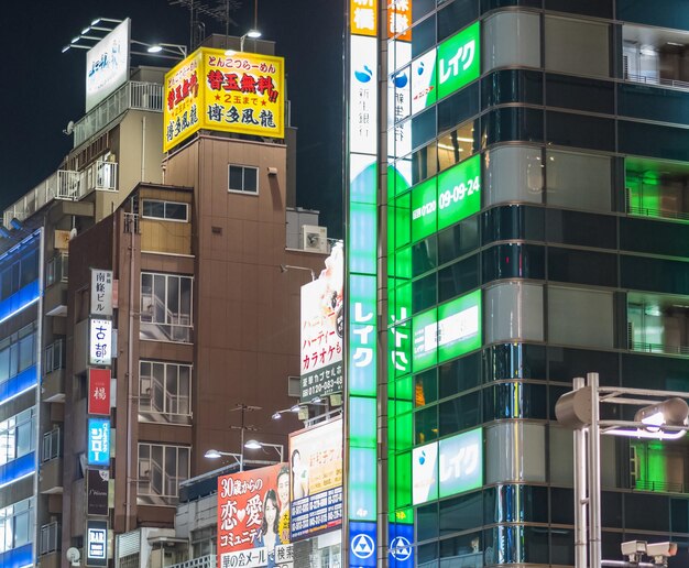 Foto vista de bajo ángulo de un edificio iluminado por la noche