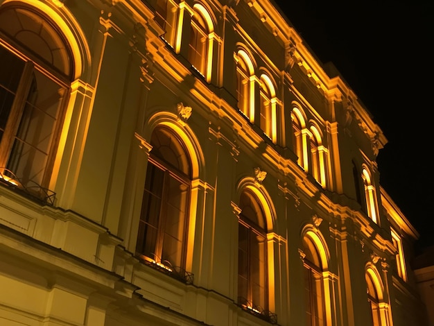 Foto vista de bajo ángulo de un edificio iluminado por la noche