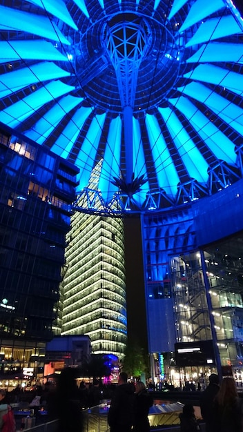 Foto vista de bajo ángulo de un edificio iluminado por la noche