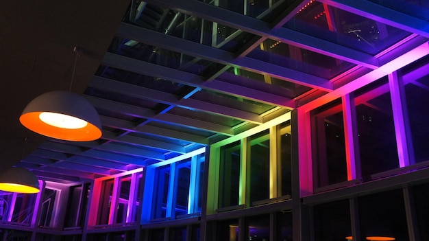 Vista de bajo ángulo de un edificio iluminado por la noche