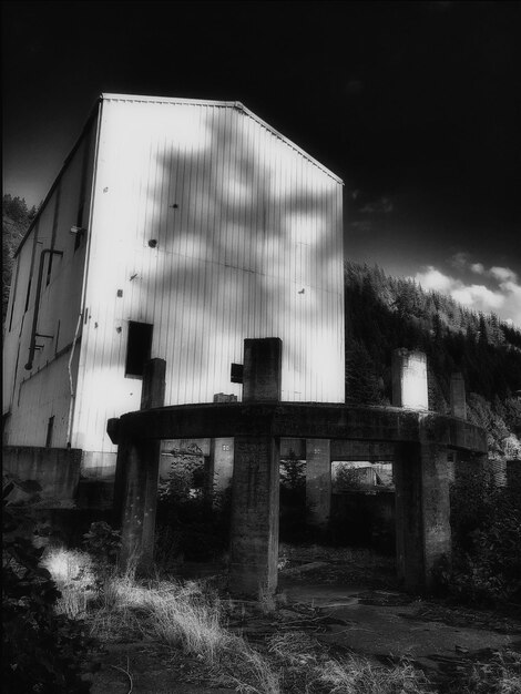 Foto vista en bajo ángulo de un edificio industrial abandonado