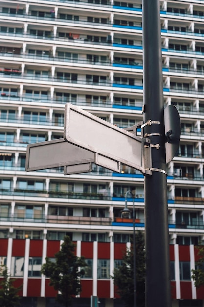 Vista de bajo ángulo de un edificio moderno en la ciudad
