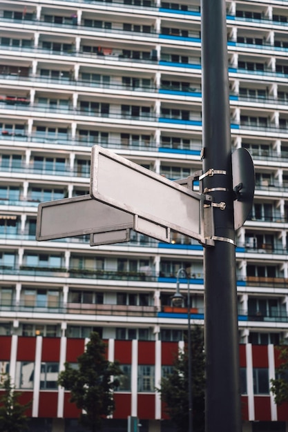 Foto vista de bajo ángulo de un edificio moderno en la ciudad