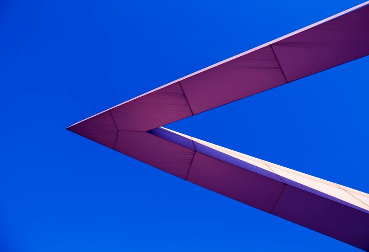 Foto vista de ángulo bajo del edificio moderno contra el cielo azul claro
