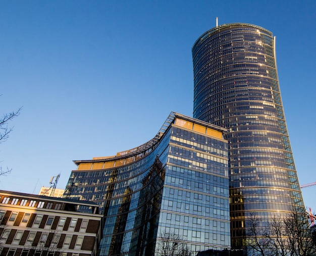 Foto vista de ángulo bajo de un edificio moderno contra un cielo azul claro