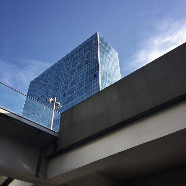 Foto vista de ángulo bajo de un edificio moderno contra el cielo azul