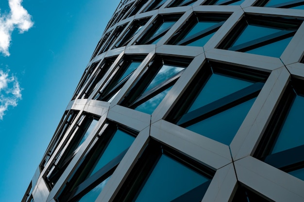 Vista de ángulo bajo de un edificio moderno contra el cielo azul