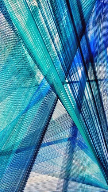 Vista de ángulo bajo de un edificio moderno contra el cielo azul