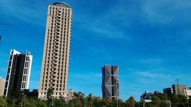 Vista de bajo ángulo de un edificio moderno contra el cielo azul