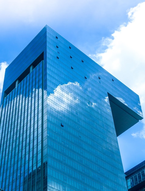 Foto vista de ángulo bajo de un edificio moderno contra el cielo azul