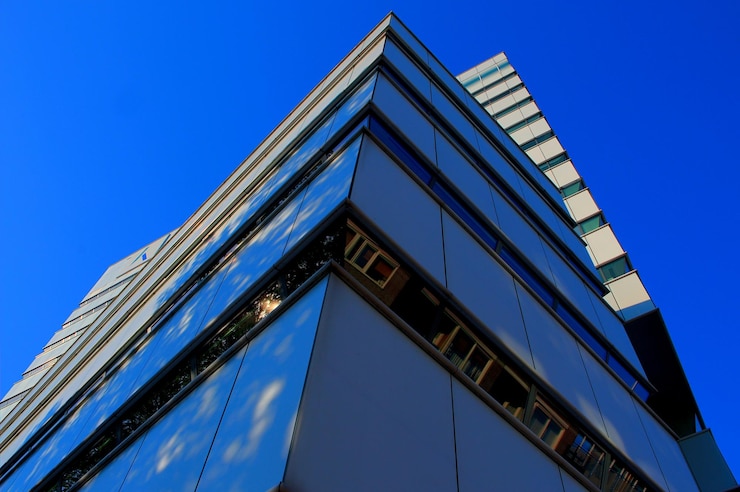 Foto vista de ángulo bajo de un edificio moderno contra el cielo azul