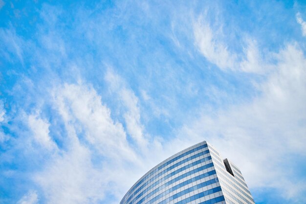 Vista de ángulo bajo de un edificio moderno contra el cielo azul