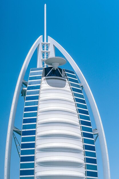 Foto vista de ángulo bajo de un edificio moderno contra el cielo azul