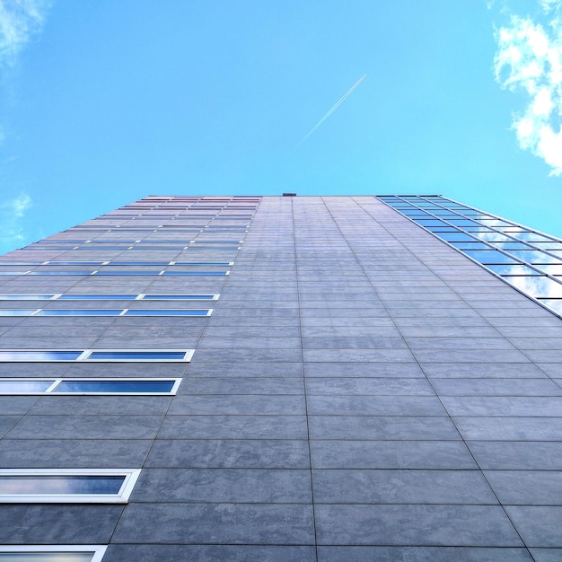 Vista de ángulo bajo de un edificio moderno contra el cielo azul